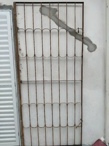Vendo Grade de ferro para porta ,  2.15 de altura por 95cm de largura