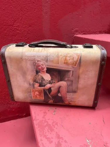 Mala VINTAGE - Decalque MARILYN MONROE - 30 x 22 x 12 cm.