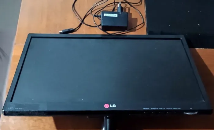 Monitor LG 20" LED Flatron - 60Hz - HD - Perfeito Estado