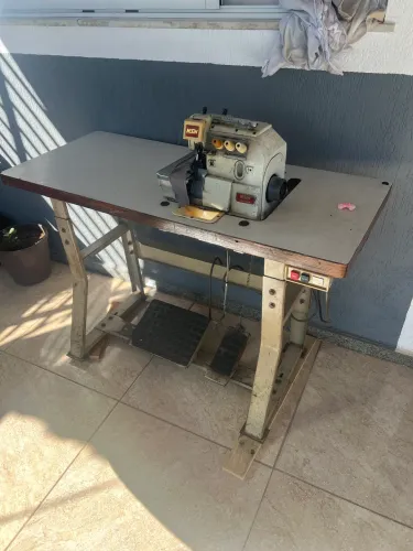 Máquina de overloque industrial