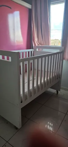 Berço com grade retrátil