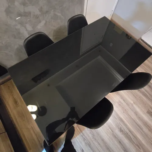 Mesa de jantar, vidro retangular preto 1,30 x 0,75 cm + 4 cadeiras  eiffel preta 