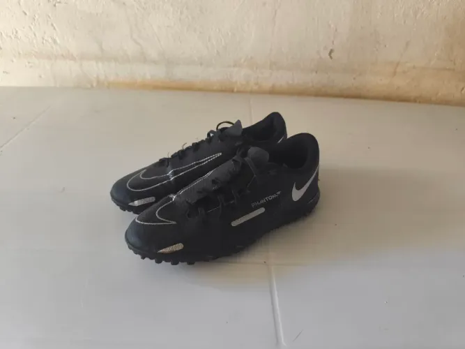 Chuteira Nike Phantom preta unissex