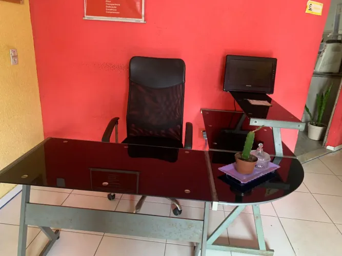 mesa de escritório de vidro preta
