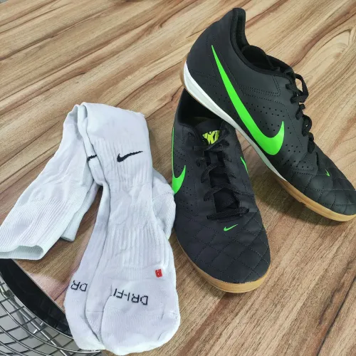 Chuteira Nike original para futsal/quadra, TAM 42, em ótimo estado.