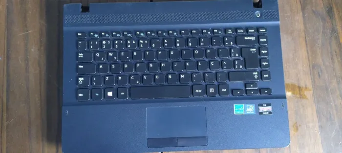 Notebook Samsung AMD vendo teclado bateria e placa mãe está sem a tela 