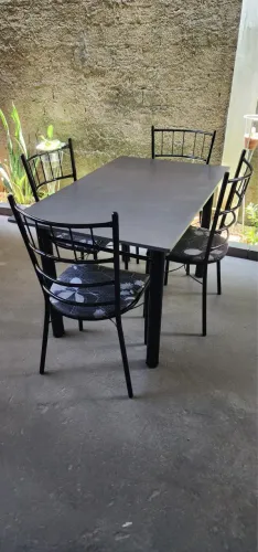 Mesa com 4 cadeiras