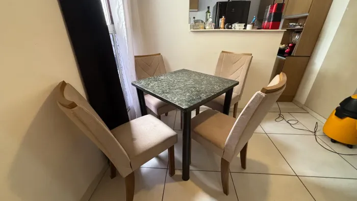 4 cadeiras de jantar acolchoadas, boa marca e confortável