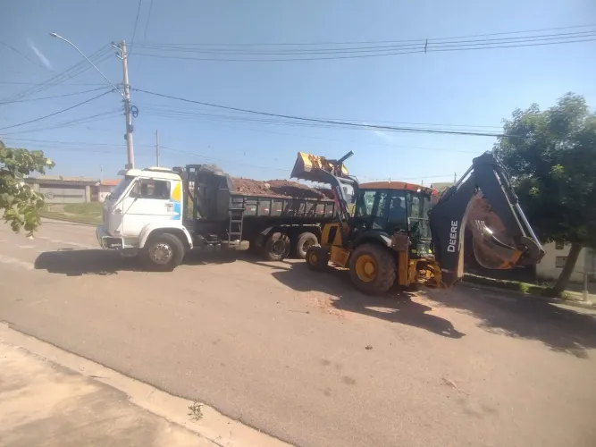 Terraplenagem, abertura de alicerce, brocas, estacas.