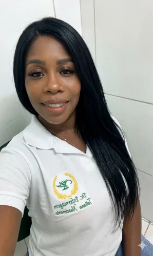 Cuidadora de Idosos | Profissional Dedicada e Estudante de Enfermagem