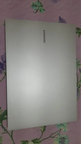 Vende-se notebook em estado de novo com nota fiscal. 