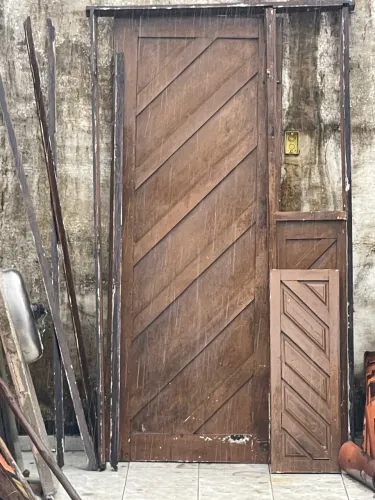 Porta maciça 2,10 x 0,80 + janelas + caixa de porta + alisar