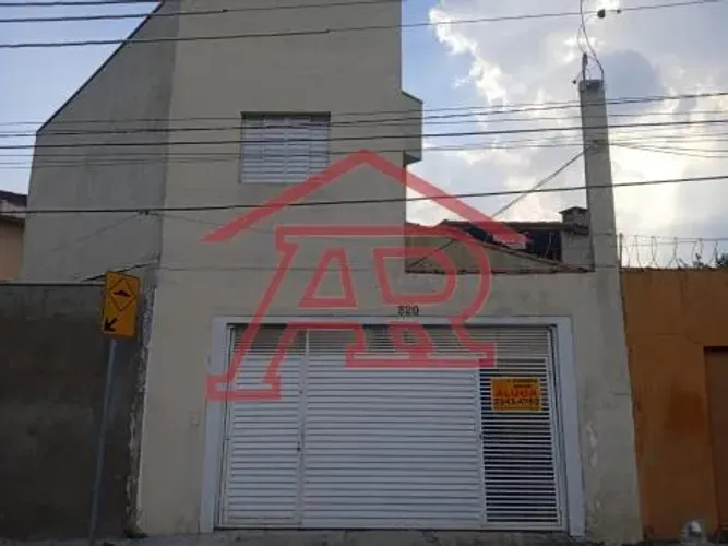 CASA EM ANDAR SUPERIOR, BEM ISOLADA