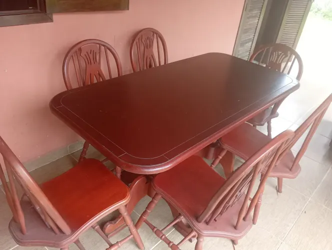 Vendo mesa de madeira ( relíquia).