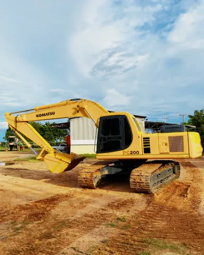 KOMATSU PC 200 ? ANO 2005