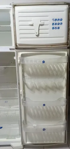 VENDO GELADEIRA FUNCIONANDO PERFEITAMENTE