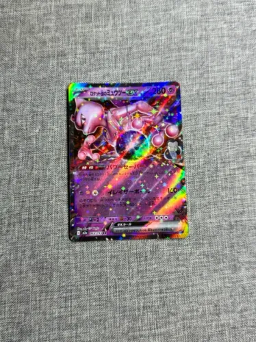 Carta Pokémon Team Rocket's Mewtwo ex UR 130/098 Japonesa