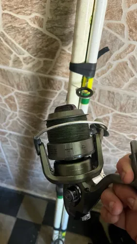 Vara de pesca e molinetes tem vara pra pesca de praia e vara para pesca artificial