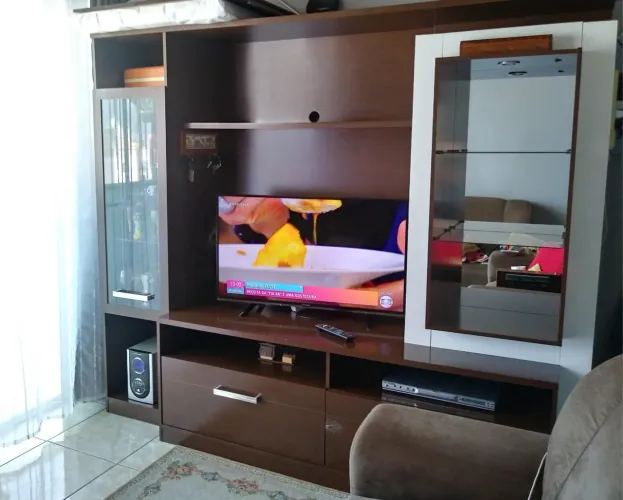 Estante grande com luz e cristaleira 