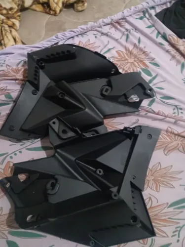 Vendo parte interna da aba do do tanque da CB Twister 2019