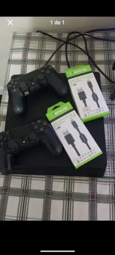 PS4 slim completo acompanha 2 manetes e cabos