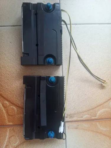 vende-se um par de alto falantes e tv samsung un40j5200