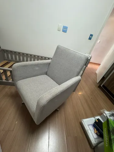 Poltrona de amamentação giratória, pés em metal cromado 