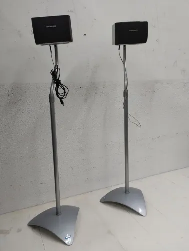 Pedestal com caixinha de som usada 