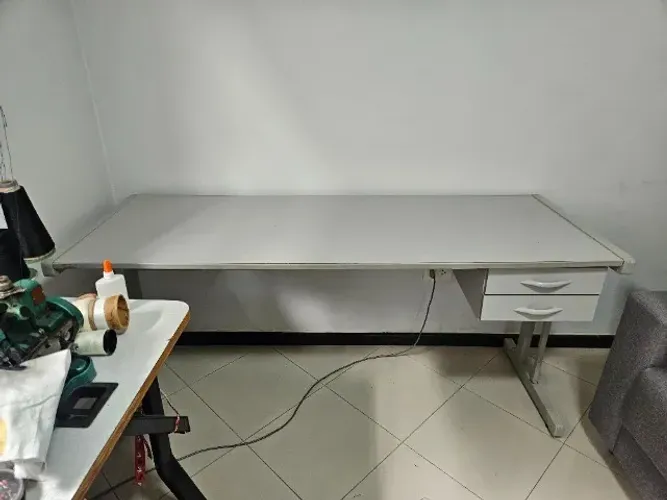 Mesa Para Escritório Reta Com 2 Gavetas 1,60 X 0,60 Cinza (usada)