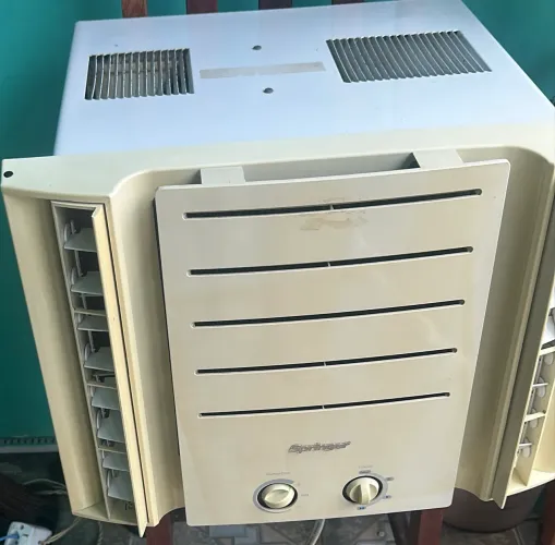 Vende-se um ar condicionado, 110V em perfeito estado.