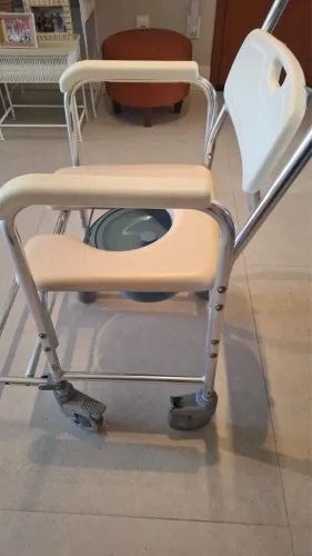 Cadeira de banho aluminio com apoio braços e comadre 