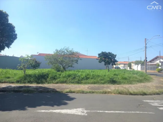 Excelente terreno de esquina no Bairro Castelinho