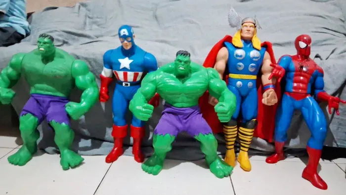 Bonecos gigantes Thor, Hulk, Capitão América e Homem Aranha  UNIDADE 