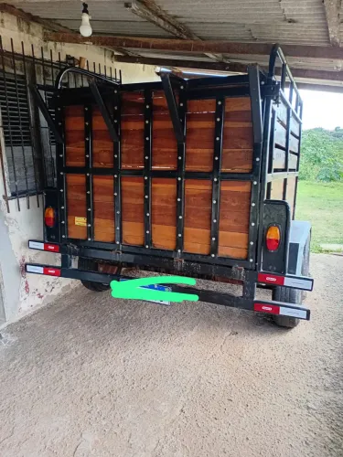 Vende-se um reboque.