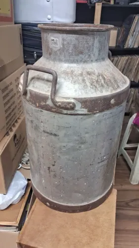 latão antigo de fazenda de 50 litros nao tem a tampa