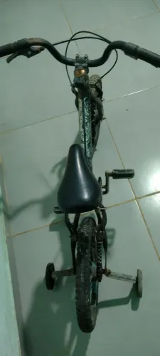 troco ou vendo uma bicicleta de criança ela tá toda ok troco em o celular