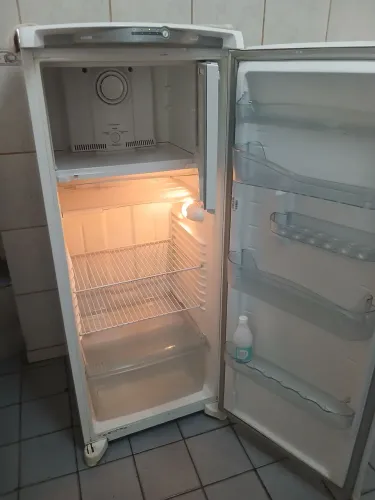 Vende-se geladeira consul modelo CRB39 ótimo estado.