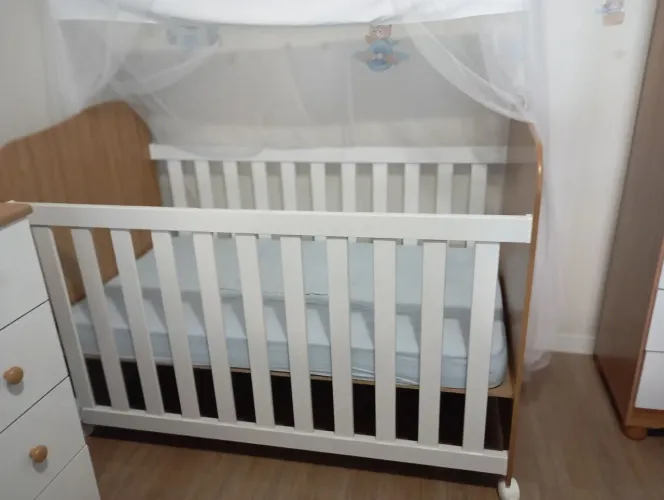 Estou vendendo jogo de quarto de bebê semi novo  . cômoda guarda roupa e berço .a vista
