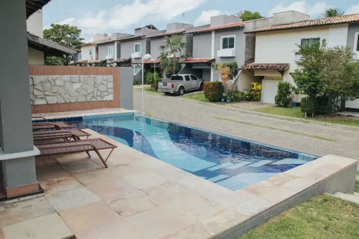 Casa duplex em condomínio com três sendo um suíte - Eusébio - 126m²