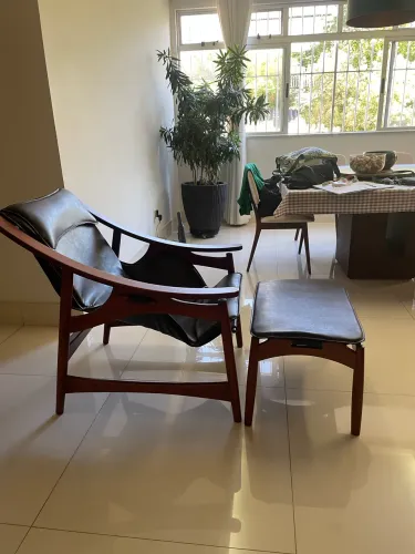 Poltrona com banqueta para os pés