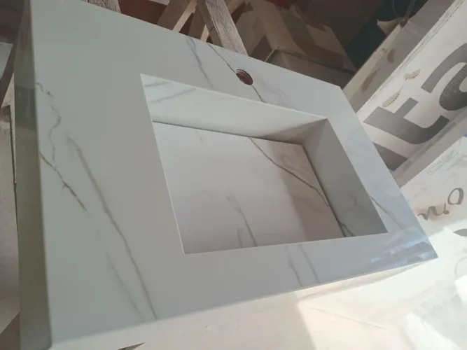 Lavatório esculpido no calacata em porcelanato...