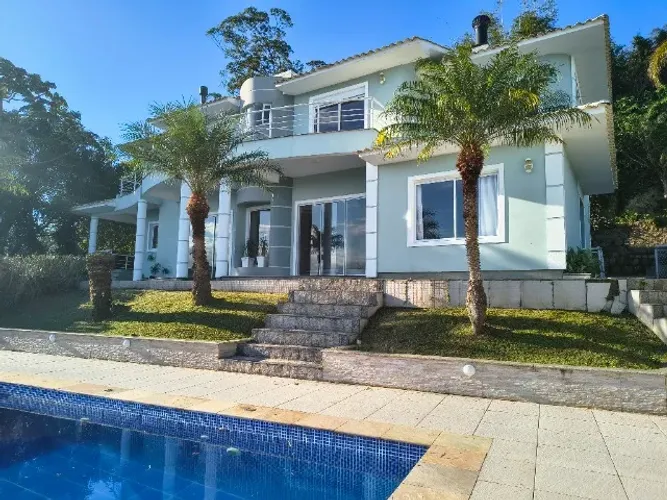 Linda casa com 4 suítes, piscina e vista espetacular em Sambaqui
