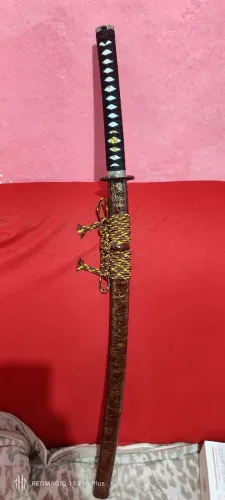 Katana aço 1070 temperado, dourado escuro, com alto fio e peças em cobre.