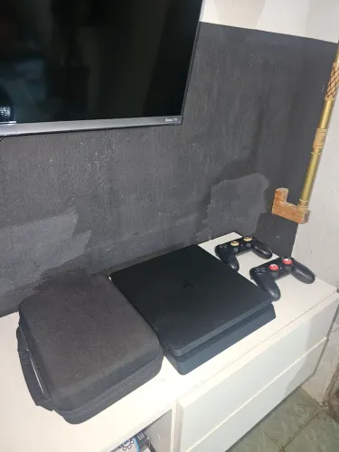 PS4 COM 2 CONTROLES E CASE.