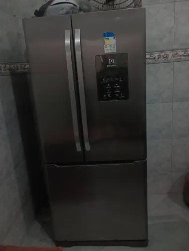 Geladeira top de linha semi nova Eletrolux congelador em baixo inox