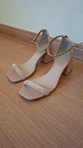 Sandália nude de stras