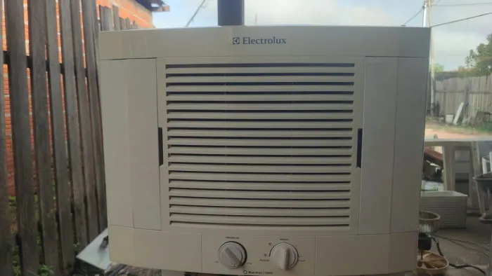 Vendo ar condicionado Eletrolux 220 volts/10.000 mil BTUs 