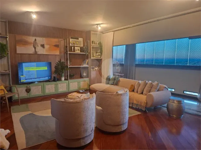 Apartamento elegante no Ed. Albatroz, bairro Pau Preto, todo reformado, com 4 dormitórios