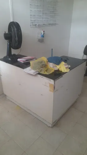 Balcão atendimento recepção L tampo serve de apoio para clientes assinar documentos trab