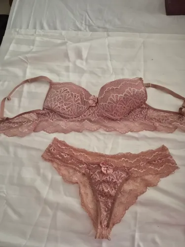 Conjunto de langerie de renda rosa seminovo